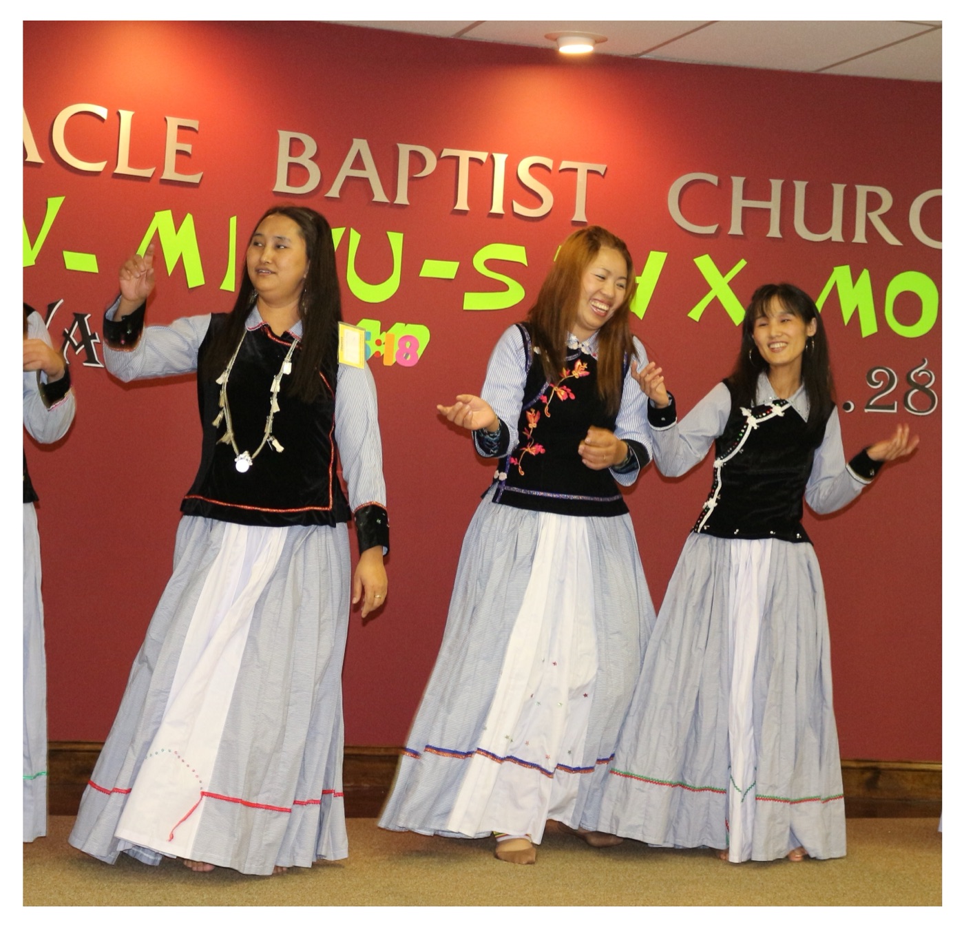 Lisu women dancing